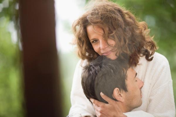 MUŽ JE PRVE BRAČNE NOĆI REKAO ŽENI DA GA BOLE OČI: Iza ovog se KRIJE istina koja bi zabolela sve ŽENE!