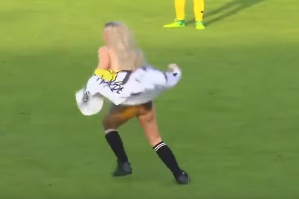 DOŠAO NA FUDBAL, A DOBIO STRIPTIZ: Skroz gola lepotica bujnih oblina upala na teren, igrač se pogubio!