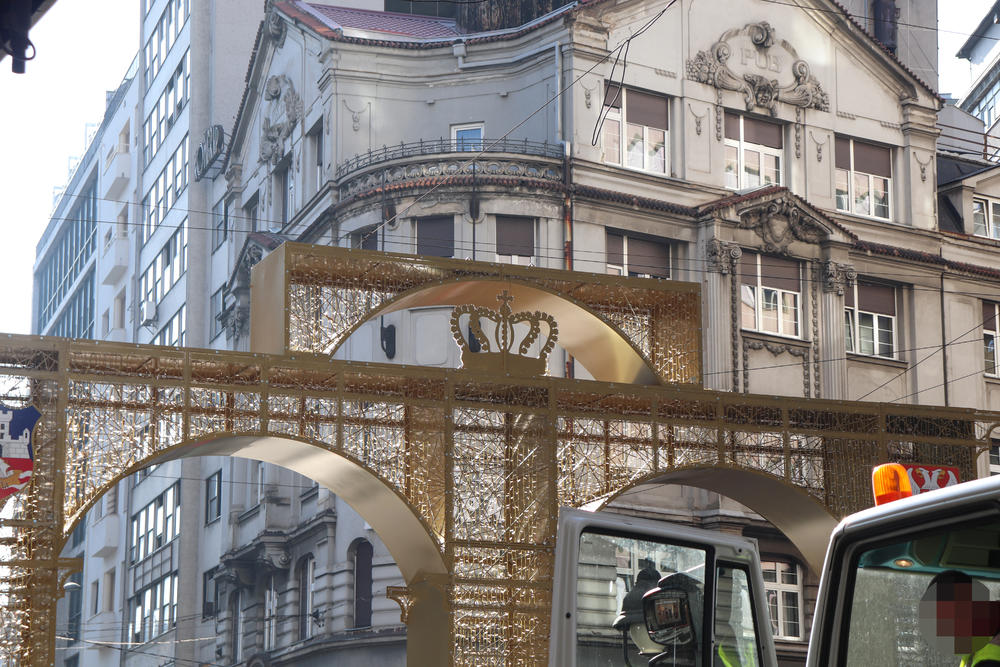 Kapija Beograda je zlatne boje i veoma upadljiva  