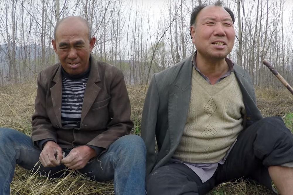 JA SAM NJEGOVE RUKE, ON MOJE OČI: Slepi muškarac i njegov najbolji prijatelj bez ruku uradili su nešto NEVEROVATNO!