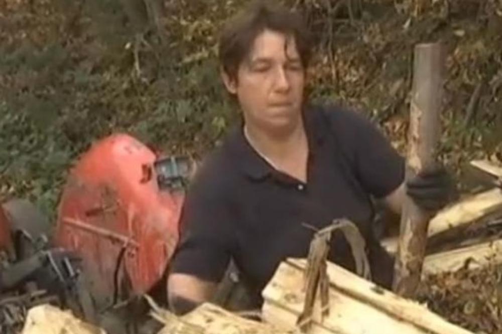 OVA MAJKA TROJE DECE JEDINA JE ŽENA DRVOSEČA U SRBIJI: Barata testerom i sekirom bolje nego neki muškarci! (FOTO)