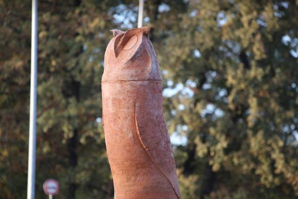 NE RAZUME SVAKO SAVREMENU UMETNOST! Uklanja se SOVA IZ KIKINDE, a oglasio se i VAJAR! (FOTO)