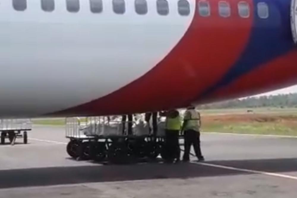 PRIZEMLJILI AVION ZBOG NESNOSNOG SMRADA! Kad su otkrili UZROK, putnici pobesneli!