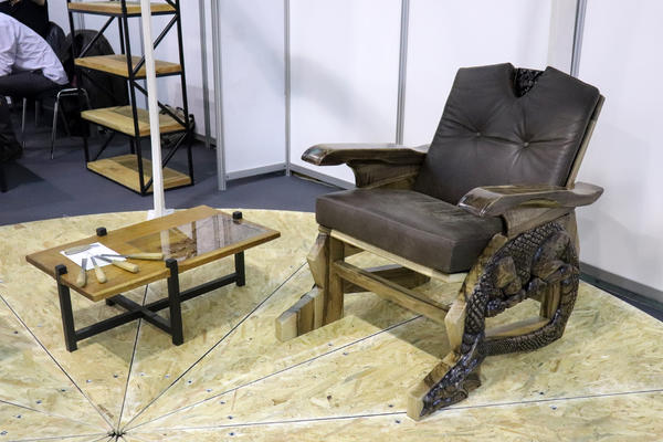 PRONAŠLI SMO NAJSKUPLJU STOLICU NA SAJMU NAMEŠTAJA NA KOJOJ ZMAJEVI DAVE SAMI SEBE: Bila je presto despota Stefana