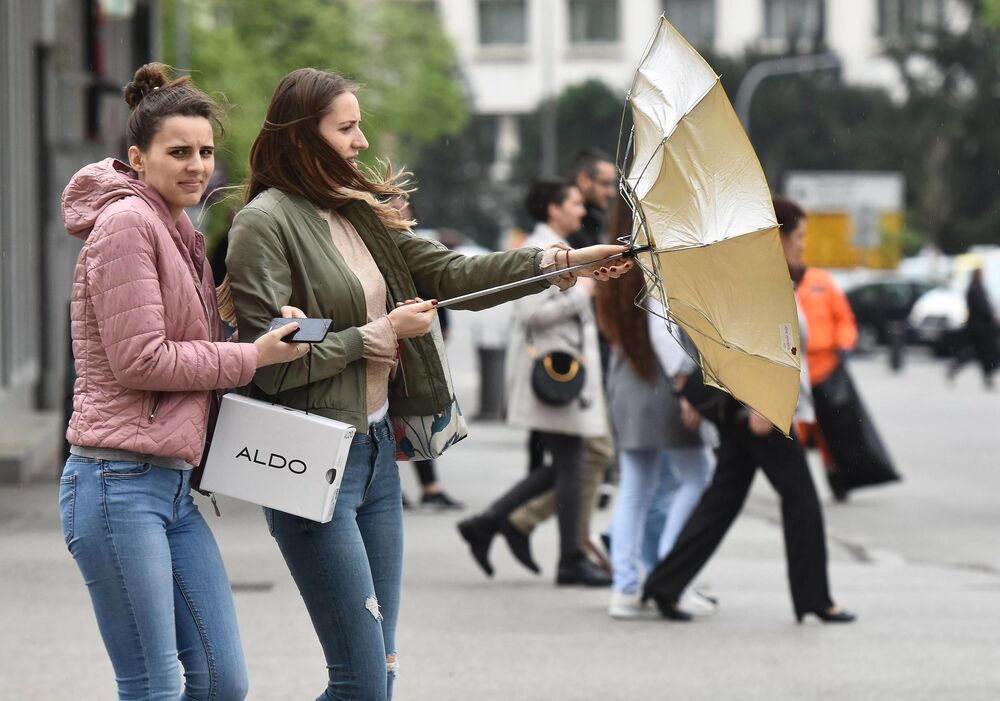 Dve devojka i jaka košava