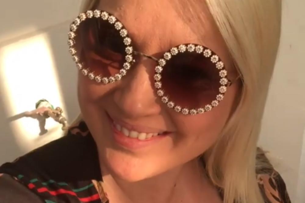 MAJA NIKOLIĆ PONOVO ŠOKIRA: Pila kafu u Beogradu na vodi, a onda pokazala GRUDI PRED SVIMA (VIDEO)