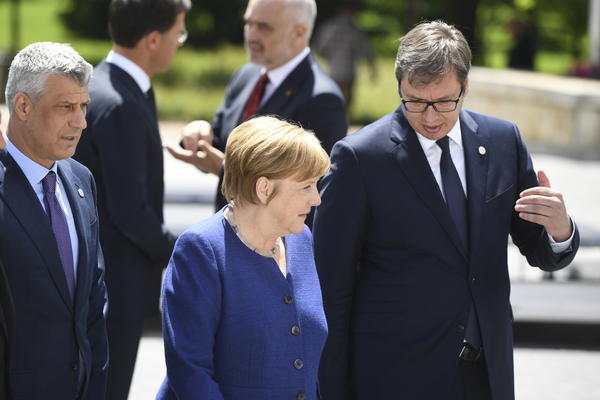 ODLUČUJUĆI RAZGOVOR O BUDUĆNOSTI DIJALOGA: U toku sastanak predsednika Vučića i dvojice savetnika Angele Merkel