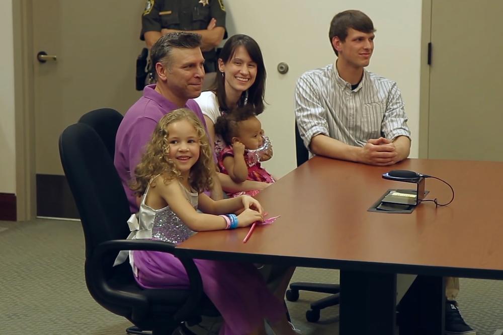 DEVOJČICA (5) JE ČEKALA USVAJANJE: A onda se pojavio neko koga NIKO nije očekivao! (VIDEO)