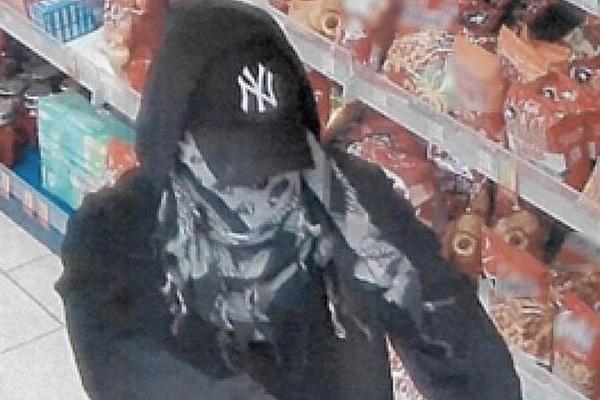 NIKO NIJE MOGAO DA JOJ UĐE U TRAG: Maskirana devojka godinama PLJAČKALA pumpe i kisoke, a sad je UHVAĆENA!