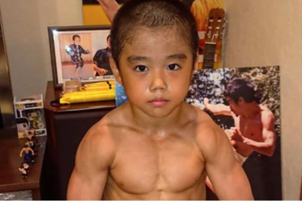 DEČAK (8) TRENIRA SATIMA: Gleda Brus Lija otkad je bio BEBA, a sada želi da izgleda poput njega! (FOTO)