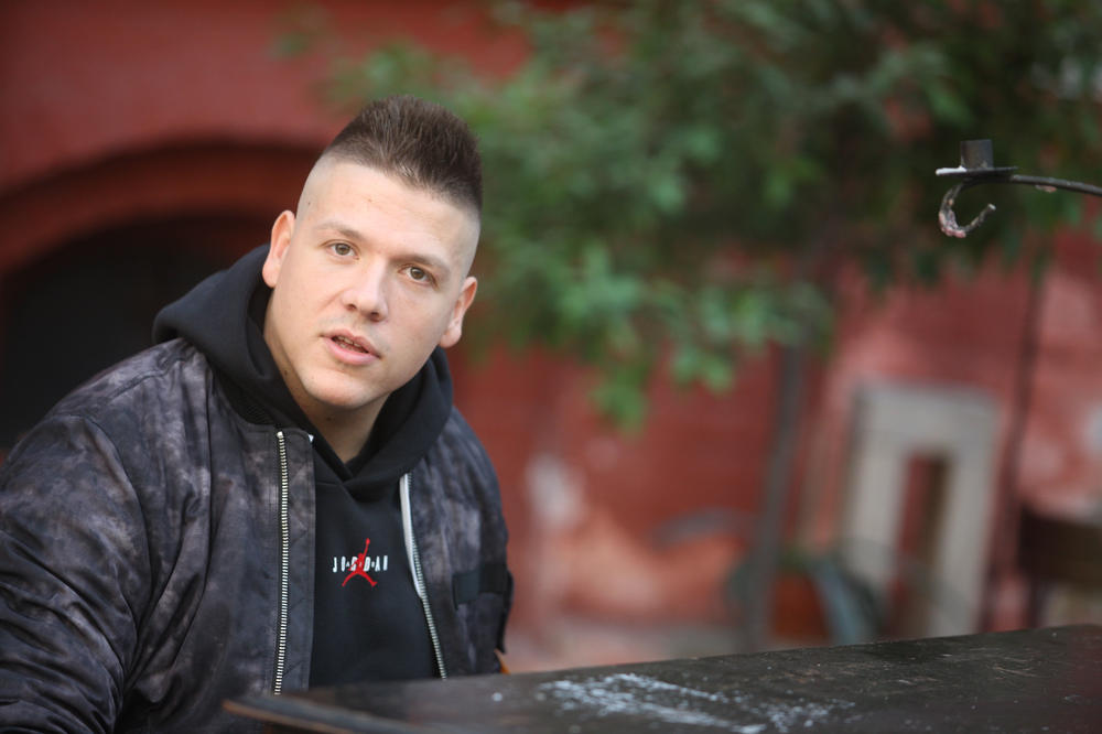 SKUPLJATE SI*E IZ PAZUHA, IZGLEDATE KAO NA NEKIM STEROIDIMA! Sloba nalepio ŽENE, a zaboravio kako on izgleda?