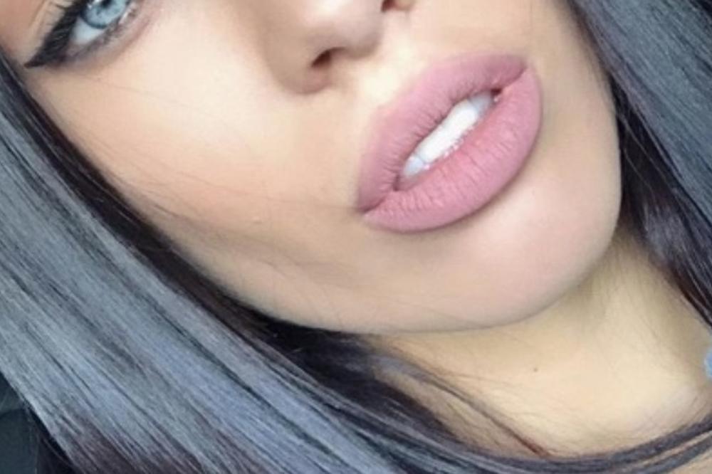 PROZVALI SU JE NOVOM MEGAN FOKS: Atraktivna crnka je preslikana holivudska glumica! (FOTO)