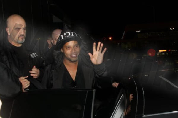 KADA TI PROTIVNIČKI NAVIJAČI APLAUDIRAJU ZNAŠ KO SI: Ronaldinjo u Beogradu otkrio ko je najboji na svetu!