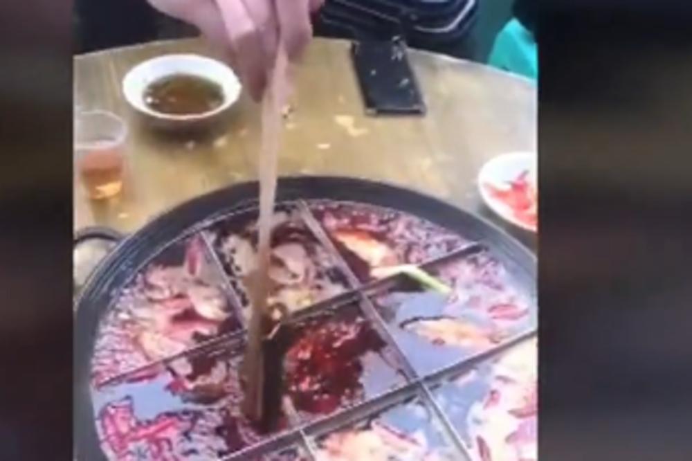 RUČALI SU U ELITNOM RESTORANU, A ONDA IM SE ZGADIO ŽIVOT: Ono što su izvukli iz sosa je JEZIVOOO!!! (VIDEO)