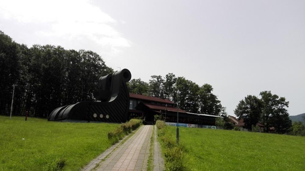 Norveška kuća simbolizuje tradicionalnu srpsku brvnaru, i vikinški brod, spojene u jednu celinu  