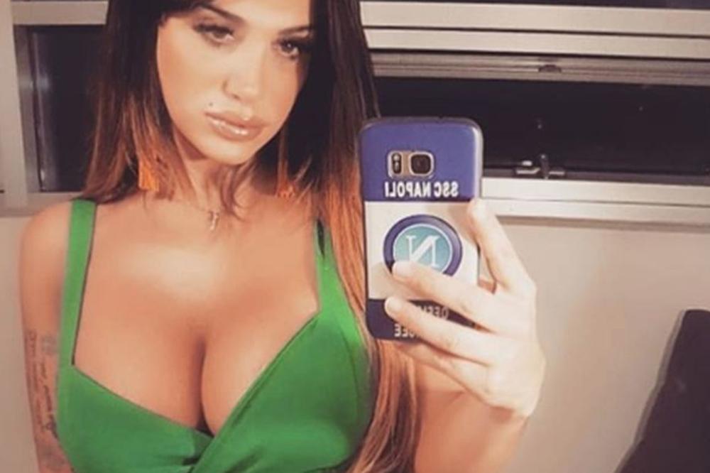 SPREMA SE DA DOČEKA ZVEZDU I DELIJE?! Najvrelija navijačica Napolija se skinula skroz gola!