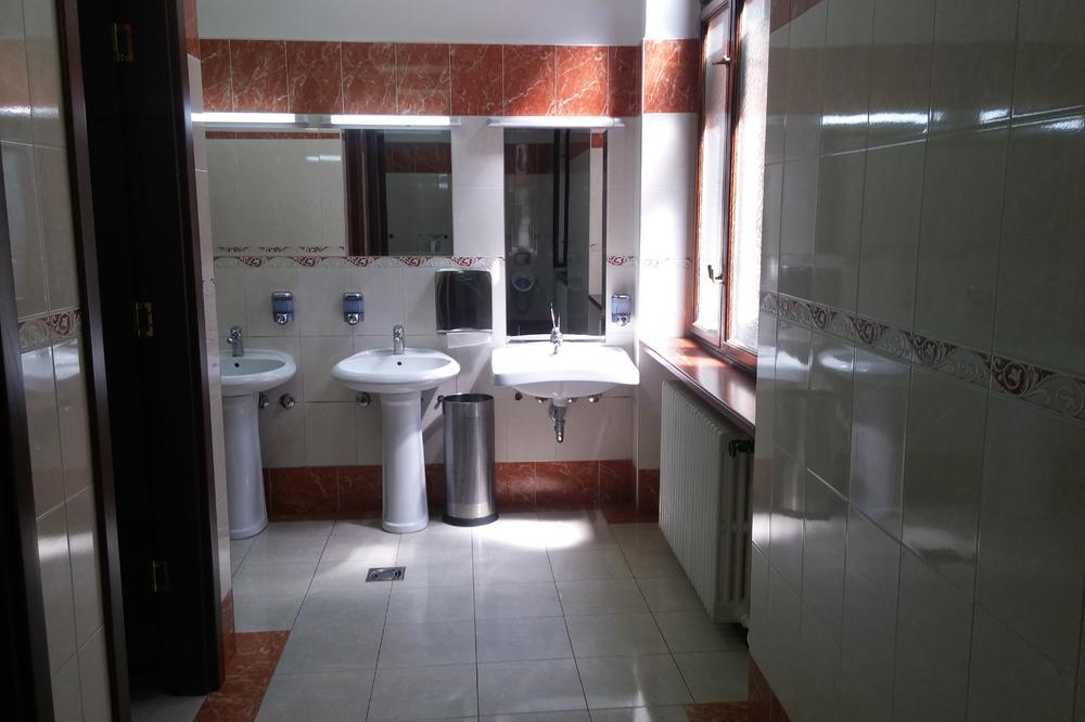 OVO JE NAJVEĆA GREŠKA KOJU PRAVITE KAD IDETE U WC: Nemojte slučajno da vam se ovo desi!