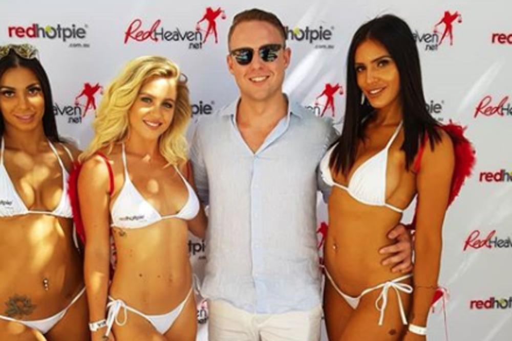 BIO JE USPEŠAN BANKAR, ALI JE SVE BATALIO I POSTAO ŽIGOLO: Uzima velike pare, a otkriva i šta mu žene najviše traže