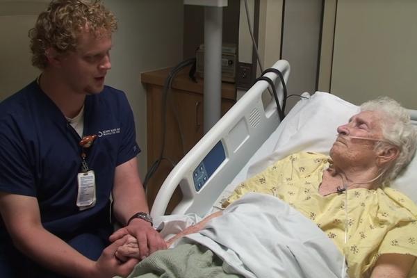 BOLNIČAR PROVODI SATE SA PACIJENTIMA NA SAMRTI: Ovaj momak oduševio je svet svojom plemenitošću (VIDEO)