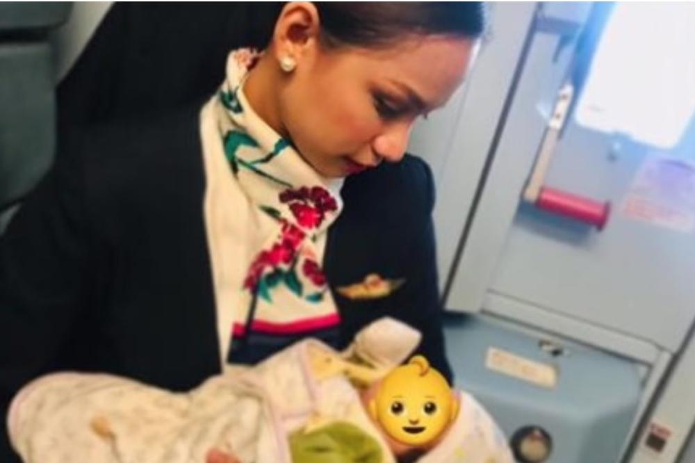 PUTNICI U AVIONU OSTALI BEZ TEKSTA: Stjuardesa uzela bebu koja je plakala i uradila NEVEROVATNU STVAR! (FOTO)
