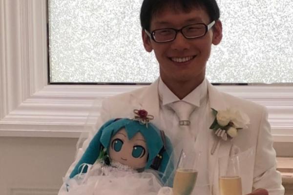 OŽENIO VIRTUELNU PEVAČICU, JER SE RAZOČARAO U ŽENE: Na venčanje pozvao samo određene ljude i članove parlamenta!