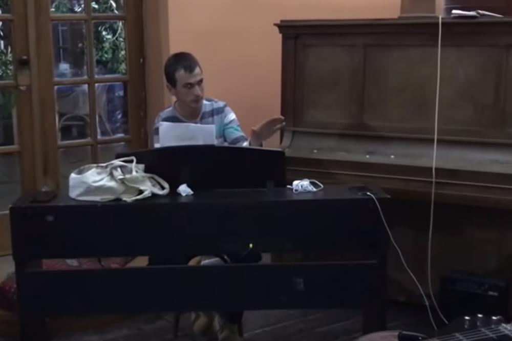 TUŽNA PRIČA NADARENOG MOMKA: Miljan ima neverovatan TALENAT, a radi na BENZINSKOJ PUMPI da bi majka i on preživeli