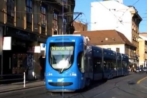 SITUACIJA IZ TRAMVAJA NASMEJALA REGION: Ustupio je mesto trudnici, a onda se umešala starija gospođa!