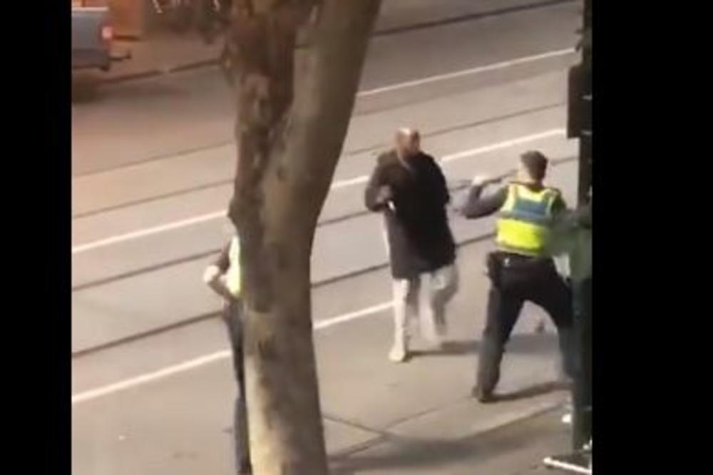 TEROR U MELBURNU: Muškarac izbo nekoliko ljudi, napao policiju i zapalio auto! (VIDEO)