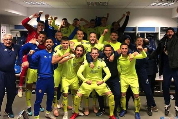 TREŠTE NARODNJACI I PIČI SRPSKO KOLO NA MAKSIMIRU: Igrači Dinama slavili uz Mitra Mirića i Sinana Sakića!