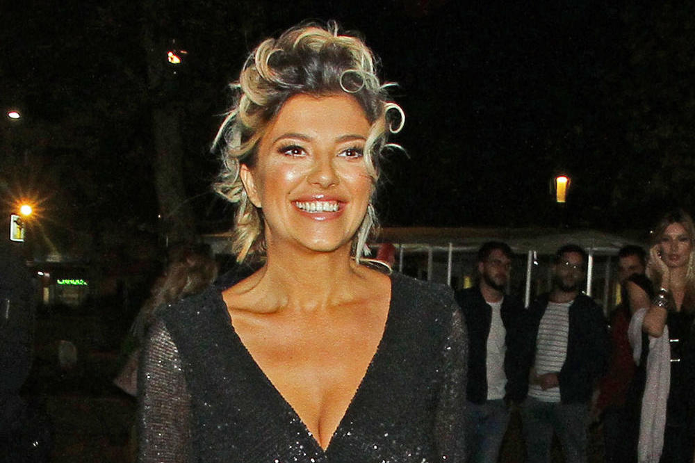 KIJA ZAPEVALA PESMU UZ KOJU JE LUNA HISTERISALA ZBOG SLOBE: Fanovi je napali, a pevačica im je BAŠ ODBRUSILA!