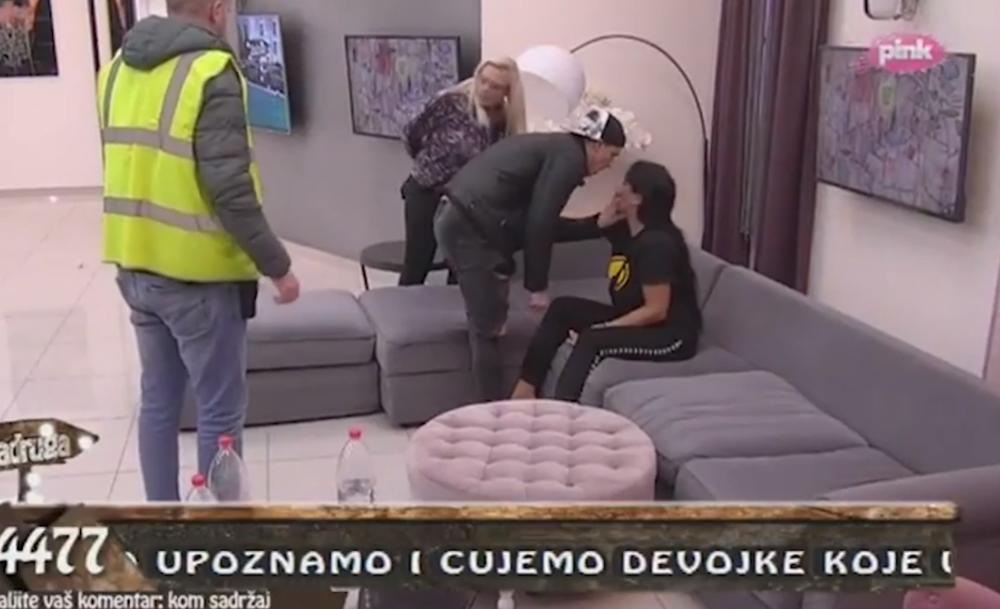 David hvata Aleksandru za vilicu  