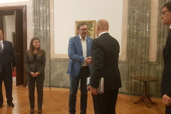 VUČIĆ SREO NAJJAČEG ČOVEKA NA SVETU! Čvrst stisak ruke i oštar pogled, i OSMESI! (VIDEO)