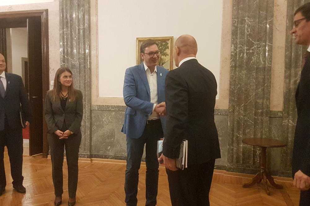 VUČIĆ SREO NAJJAČEG ČOVEKA NA SVETU! Čvrst stisak ruke i oštar pogled, i OSMESI! (VIDEO)