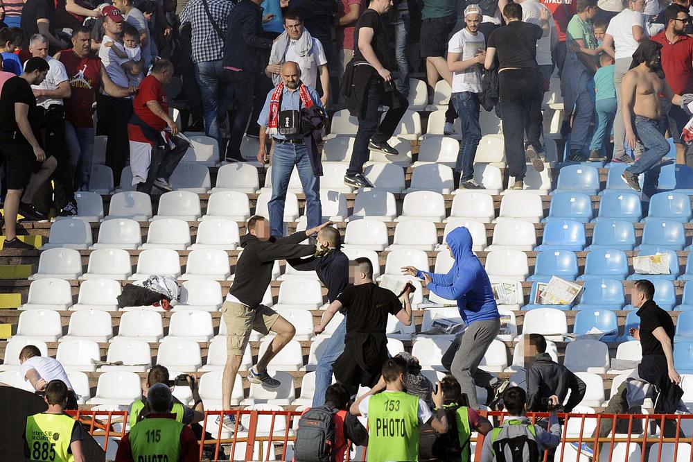 ZATVOR ZA NOŠENJE FANTOMKI, PALJENJE BAKLJI I TUČU NA STADIONIMA: Srbija usvojila zakon - STOP ZA HULIGANE!