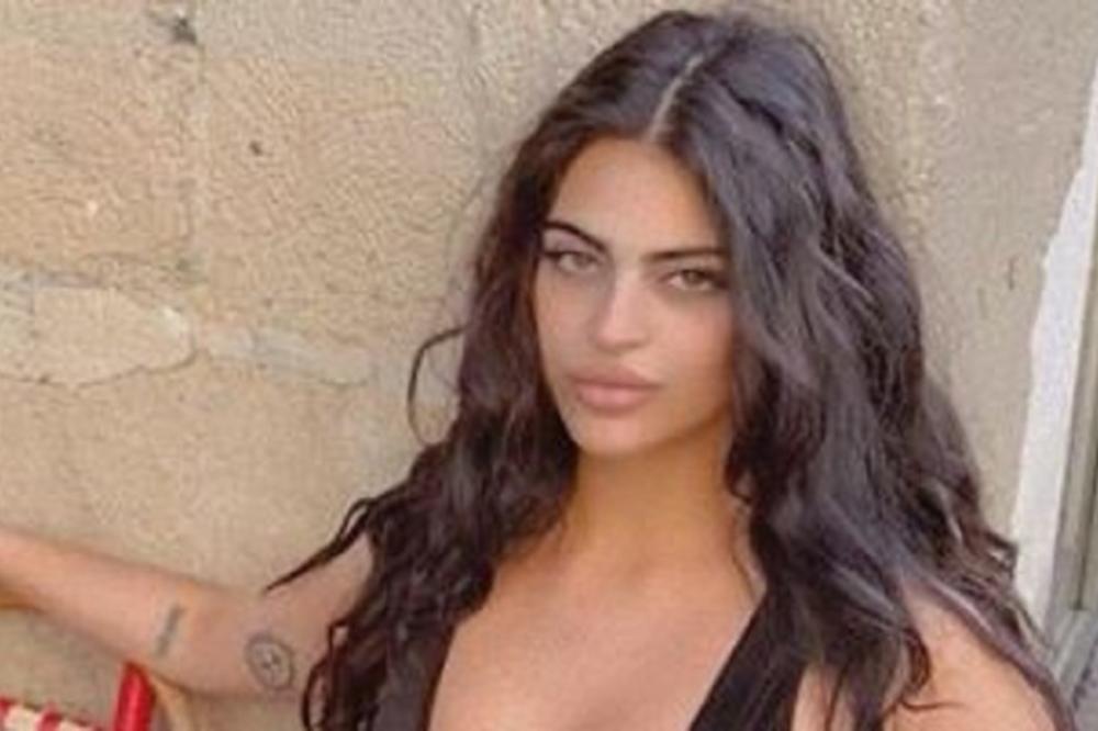 ZBOG PROVOKATIVNE HALJINE JE NISU PUSTILI U LUVR! Da li je preterala? (FOTO)