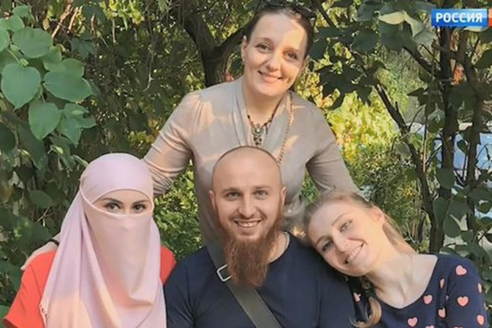 CILJ MU JE DA IMA 50 DECE: Ovaj Rus živi sa 3 žene, njihova intima će vas šokirati