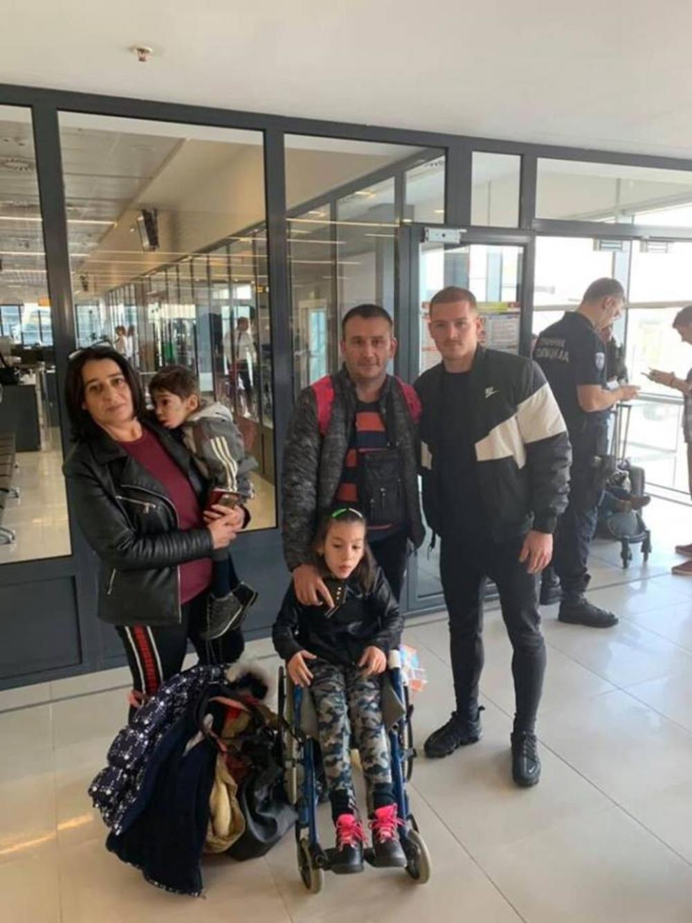 Ognjen Ožegović sa porodicom Antović  