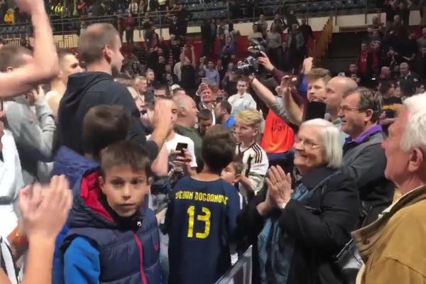 IGRAČI PARTIZANA SLAVILI SA NAVIJAČIMA: A u sred svega je žena kojoj se klanja svaki Grobar!