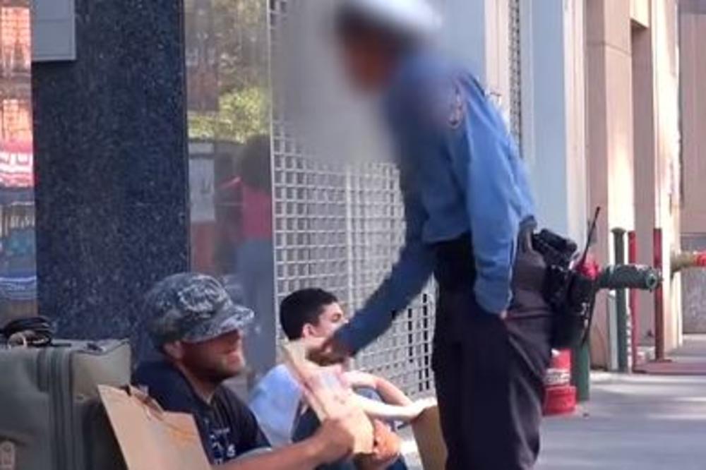 KADA GA JE POLICAJKA UDARILA, BESKUĆNIK JE OSTAO MIRAN: Ali, obratite pažnju šta je dečak u pozadini uradio!(VIDEO)