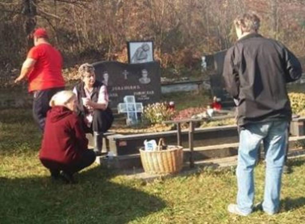 Volonteri čiste grob 