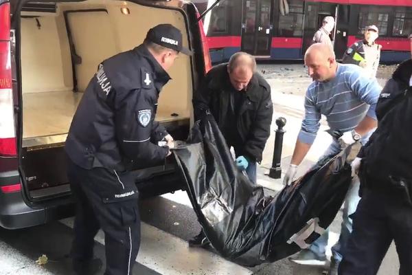 ČETVORO LJUDI ODNOSI TELO ČOVEKA KOJEG JE UBIO TRAMVAJ! Užasni video s nesreće u Resavskoj (VIDEO)