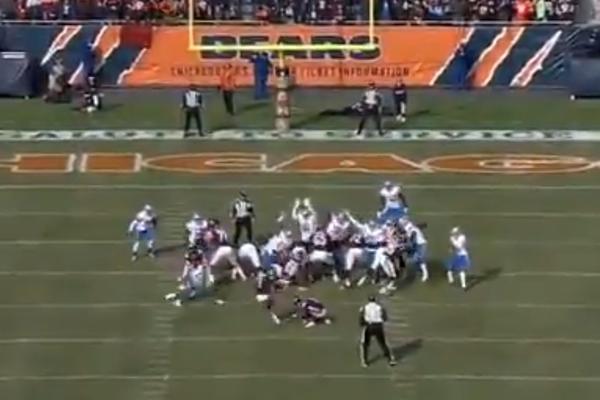 SITUACIJA KAKVU NFL NIKAD NIJE VIDEO: Pogodio stativu četiri puta tokom meča, ali je njegov tim ipak slavio!