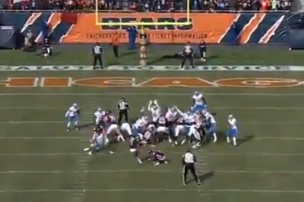 SITUACIJA KAKVU NFL NIKAD NIJE VIDEO: Pogodio stativu četiri puta tokom meča, ali je njegov tim ipak slavio!