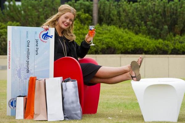 OSVOJILA MILION NA LOTU, PA OSTALA SUVA: BOGATAŠICA hoće da KUPI DEČKA