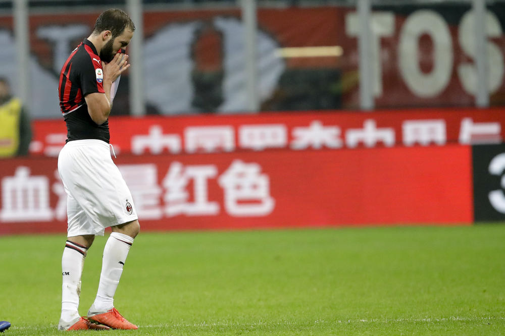 ŽELIM DA SE IZVINIM EKIPI, NAVIJAČIMA I TRENERU: Gonzalo Iguain neutešan posle crvenog kartona protiv Juvea!