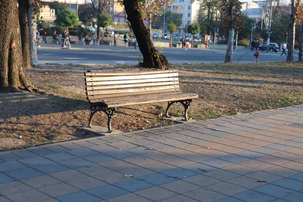 Na ovoj klupi je ,pronađeno beživotno telo devojke  