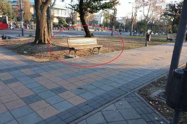 PORED OVE KLUPICE JE USRED BELA DANA UMRLA DEVOJKA (25)! Hitna pomoć pokušala da je oživi, ALI UZALUD! (FOTO)