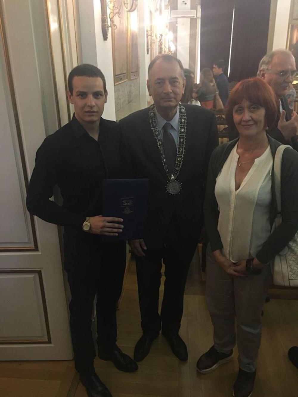 Fotografija sa rektorom Univerziteta Vladimir Bumbaširević i sa mentorkom prof. dr Mirjanom Milovanović nakon svecane dodele nagrade na Bg univerzitetu  