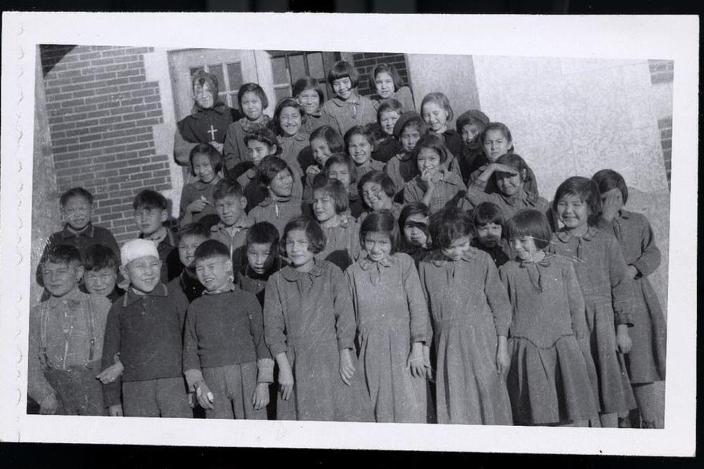 DECU SU ODUZIMALI RODITELJIMA, PA IH SLALI U ŠKOLE GDE SU UMIRALI! Ovo je najmračnija tajna zemlje u koju Srbi hrle