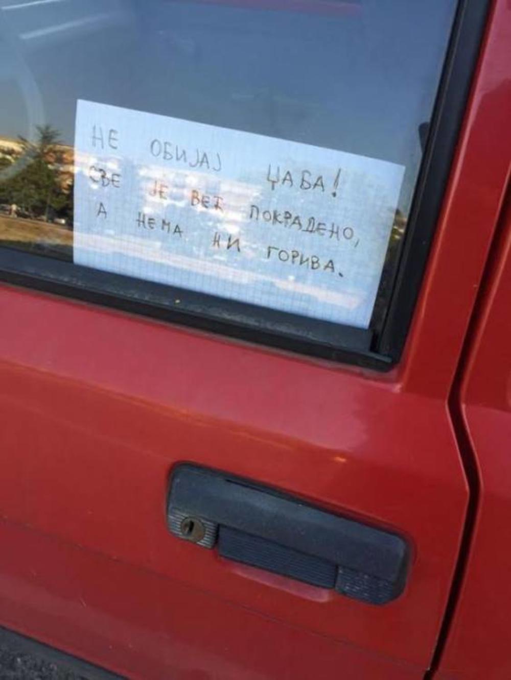 Urnebesan natpis na automobilu  